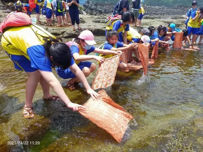 八斗子產業觀光促進會推動八斗子深度旅遊，帶領小朋友體驗薯榔海水染布。(八斗子產業觀光促進會提供)