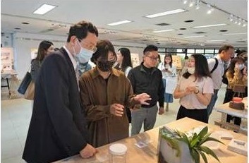 學生為莊季高副校長及童子瑋議員解說今年入圍德國紅點的作品