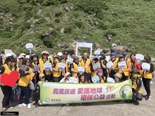 基隆嶼開放首日，海洋大學觀光系與旅遊業者進行產學合作，共同推廣生態永續觀光，前往基隆嶼進行公益淨灘。〈記者王世明攝〉