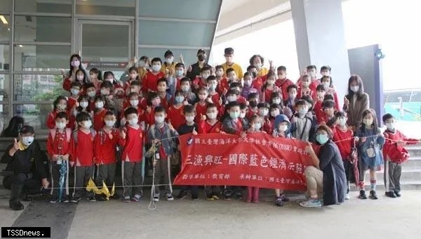 海洋大學與八斗子觀光促進會共推「踏查家鄉．基不可失」戶外教育活動，東信國小低年級師生同心體驗漁村生態文化。〈記者王世明翻攝〉